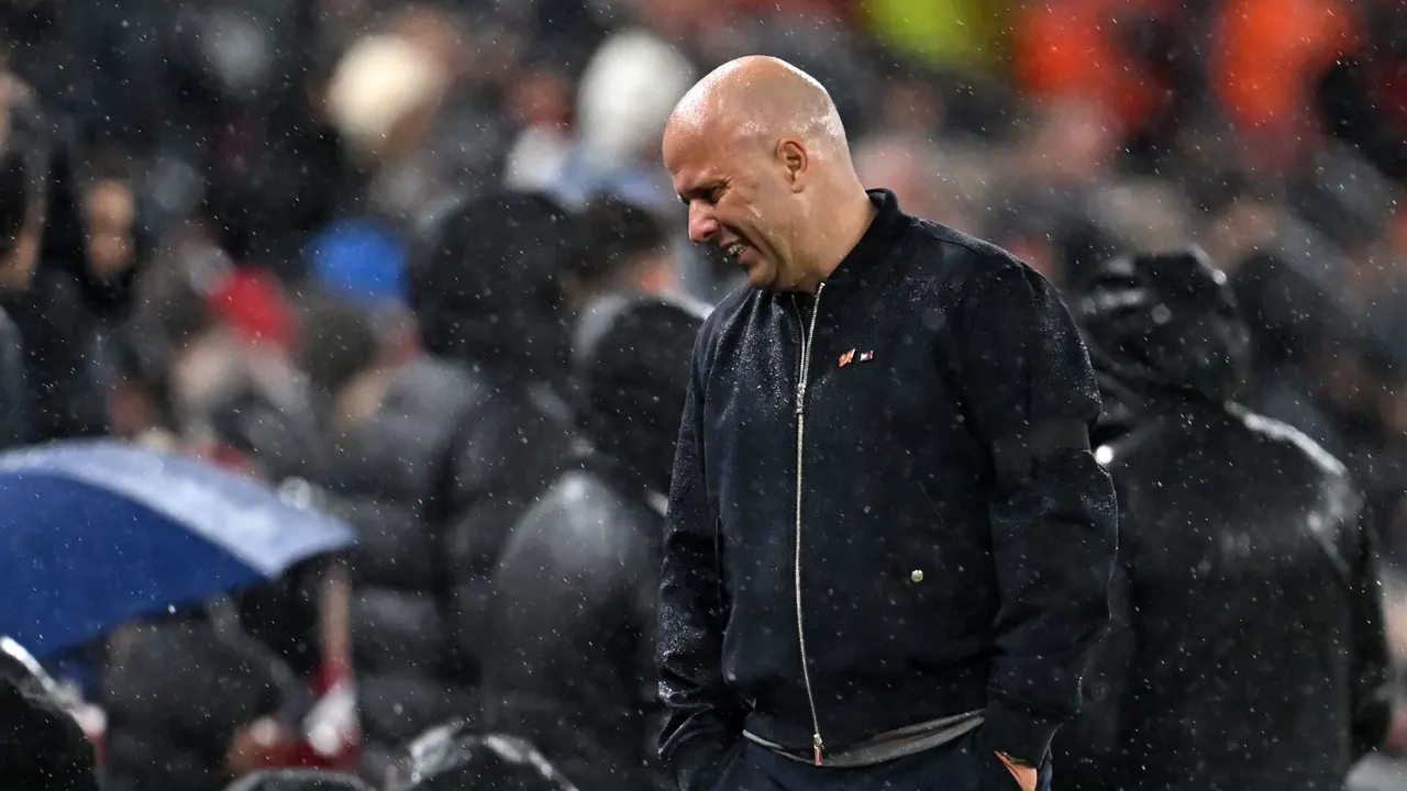 “يملأ مؤتمراته بالزيف وكأنه يعيش في غيبوبة” .. محمد أبو تريكة يهاجم أرني سلوت من جديد قبل مواجهة إيفرتون